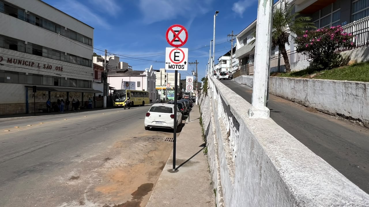 Avenida Getúlio Vargas, no Centro de Santos Dumont,  ganha novas vagas de estacionamento para motos